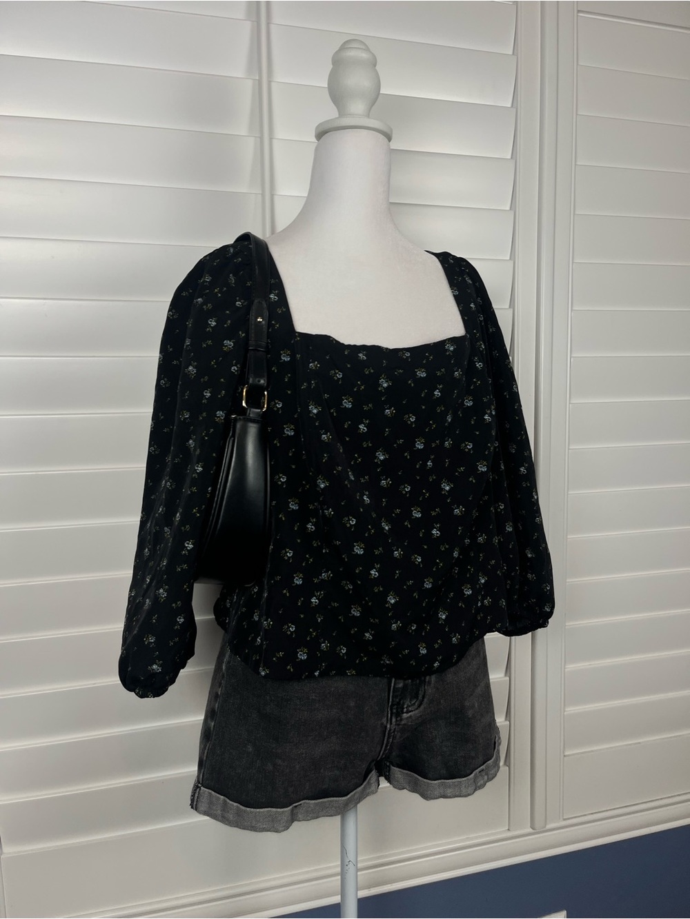 Levi’s black floral smocked blouse with open back detail size 1X